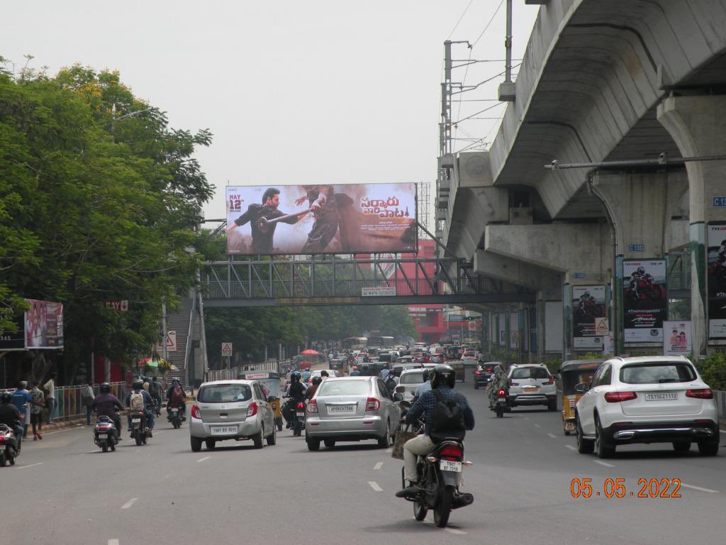 SSMBGlobalFC's tweet photo. The #SVPMania 🤟

#SarkaruVaariPaata Hoardings all over the City 😎

#SVP #SVPOnMay12 

Super🌟@urstrulyMahesh @KeerthyOfficial @ParasuramPetla @MusicThaman @madhie1 https://t.co/5nRKxr7Hxc