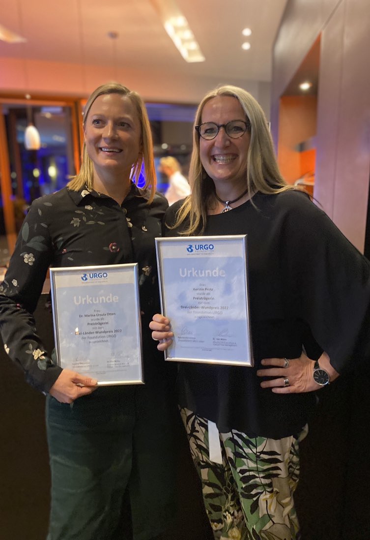 Herzlichen Glückwunsch! Kerstin Protz und Dr. Marina Otten vom #IVDP / #UKE gewinnen beim Deutschen Wundkongresses #DEWU  den Dreiländer-Wundpreis für Interventionsstudie: strukturierte Schulung verbessert Outcome bei Menschen mit chronischen Wunden.
 #DeWu2022 #Wundkongress