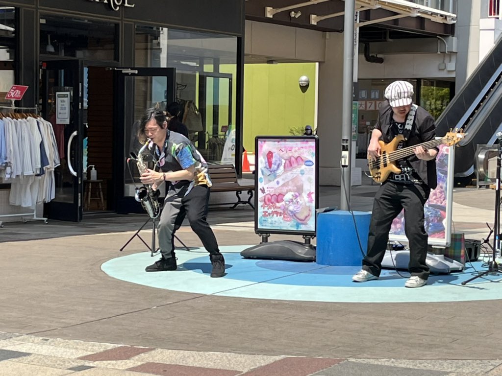 AltoAlto0906's tweet photo. 本日最初は、#STARBELLPLUS のフリーLIVE🎵
スタベルを知ってまだ1年…もっと早く知れていたら…と思ってました🥺
そんなスタベルを、やっと見に来ることが出来た~😭
生で演奏する おぐさんを拝見するのは2月のThrowLineライブ以来。
そして演奏する津田さんはお初~😭✨
もう嬉しくて震えた😭💕 https://t.co/Fbk6NPygHH