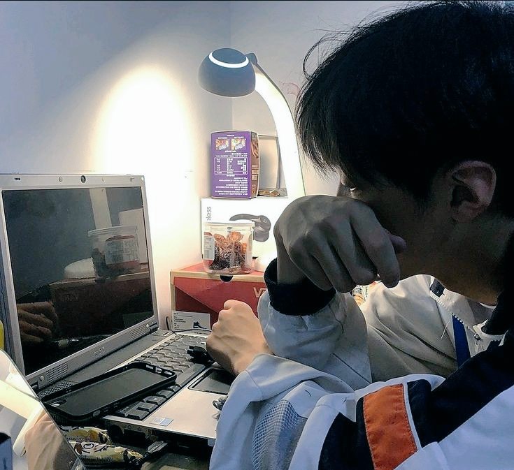 ⠀⠀⠀

͏ ⠀⠀⠀⠀⠀⠀
⠀⠀
050522 - 2:00 PM
Makati

oikawang nag-lalaptop pero pagod na sa buhay.
͏ ⠀⠀⠀
͏ ⠀