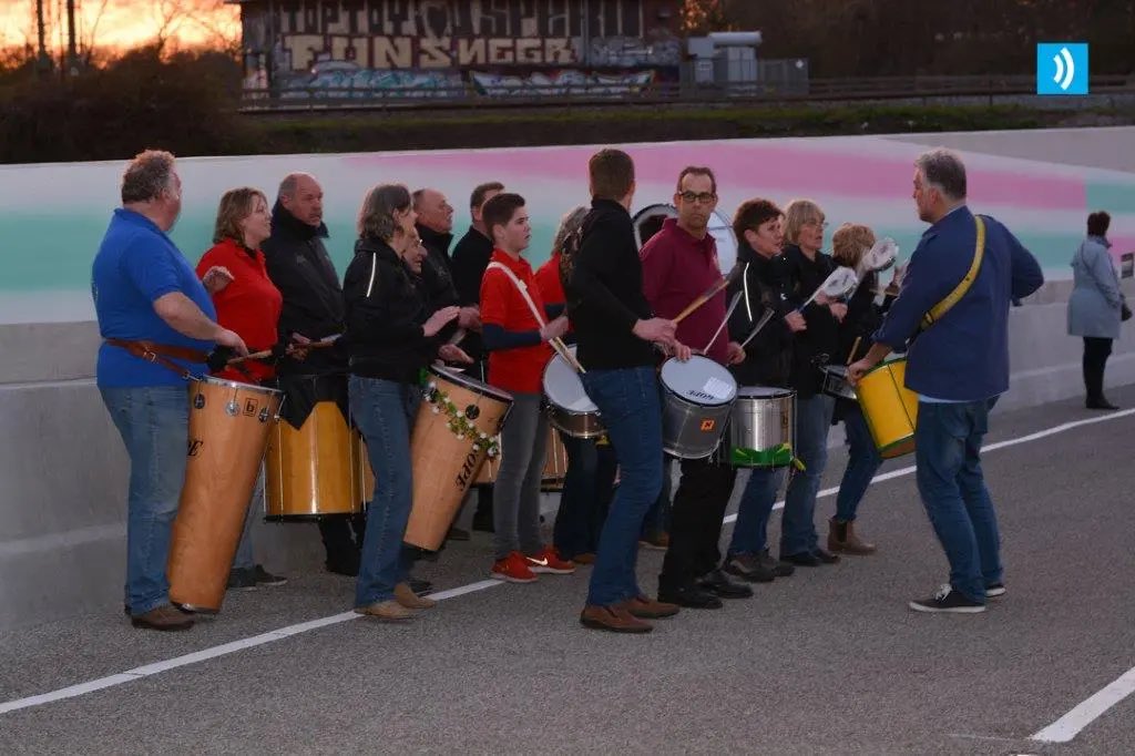 De Funband van <a href="/mzvsoli/">soli</a> staat garant voor gezelligheid🎼🎶🎷en staat zondag 22 mei 2022 langs het parcours op de Duin en Kruidbergerweg.

Kom jij de hardlopers ook aanmoedigen en toejuichen? Hier vind je de starttijden: pimmulierloop.nl/?page_id=70

#running #hardlopen #santpoort