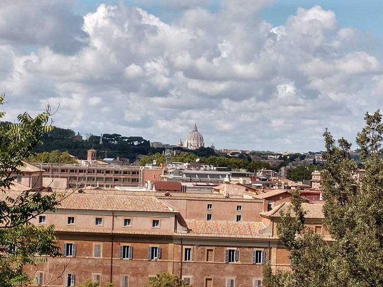 SonoitaliaInfo's tweet photo. #Latium: Zu den besonderen Highlights eines Besuchs in #Rom zählt das Schlüsselloch an der Piazza Cavalieri di Malta auf dem #Aventin – il #buco di Roma ist ein Muss! 👉https://t.co/Ki28e5nByg @visit_lazio @Turismoromaweb @CiaoNico https://t.co/jFYkmQnfvh