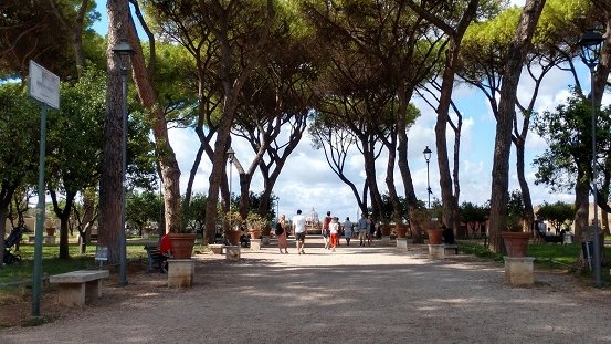 SonoitaliaInfo's tweet photo. #Latium: Zu den besonderen Highlights eines Besuchs in #Rom zählt das Schlüsselloch an der Piazza Cavalieri di Malta auf dem #Aventin – il #buco di Roma ist ein Muss! 👉https://t.co/Ki28e5nByg @visit_lazio @Turismoromaweb @CiaoNico https://t.co/jFYkmQnfvh