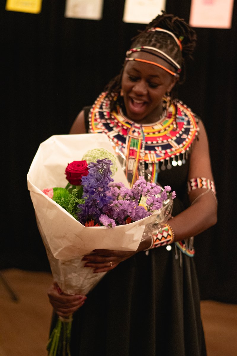 Amref_NL's tweet photo. Zondag #Moederdag, zetten wij sterke vrouwen - zoals collega Cynthia - in het zonnetje! Met het speciale Amref-Topbloemen boeket gaat per bos €5 naar opleiden van verloskundigen, zodat vrouwen veilig kunnen bevallen. Bestel nu: https://t.co/bfEsvLUJke Foto: @ThomasPieterse https://t.co/kx5SVBgcTU