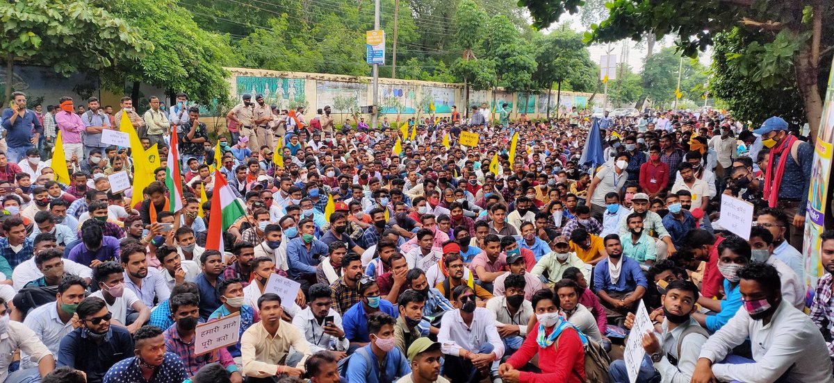 छत्तीसगढ़ के CM और स्वास्थ्यमंत्री हेलिकॉप्टर से समस्या जानने राज्य में घूम रहे हैं.
4और मंत्री हेलिकॉप्टर से दौरा करेंगे.

✔️नया रायपुर के किसान
✔️विद्युत संविदा कर्मचारी
✔️हसदेव के आदिवासी
✔️बस्तर के आदिवासी
✔️मनरेगा कर्मचारी
✔️सफ़ाई कर्मचारी
✔️व्याख्याता
महीनों से धरने पर हैं.