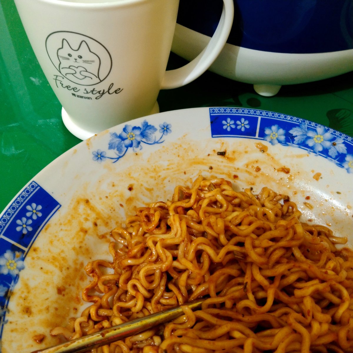 doain gua selamat dr amukan mama

yg mama                                      yg gua makan
gua masak