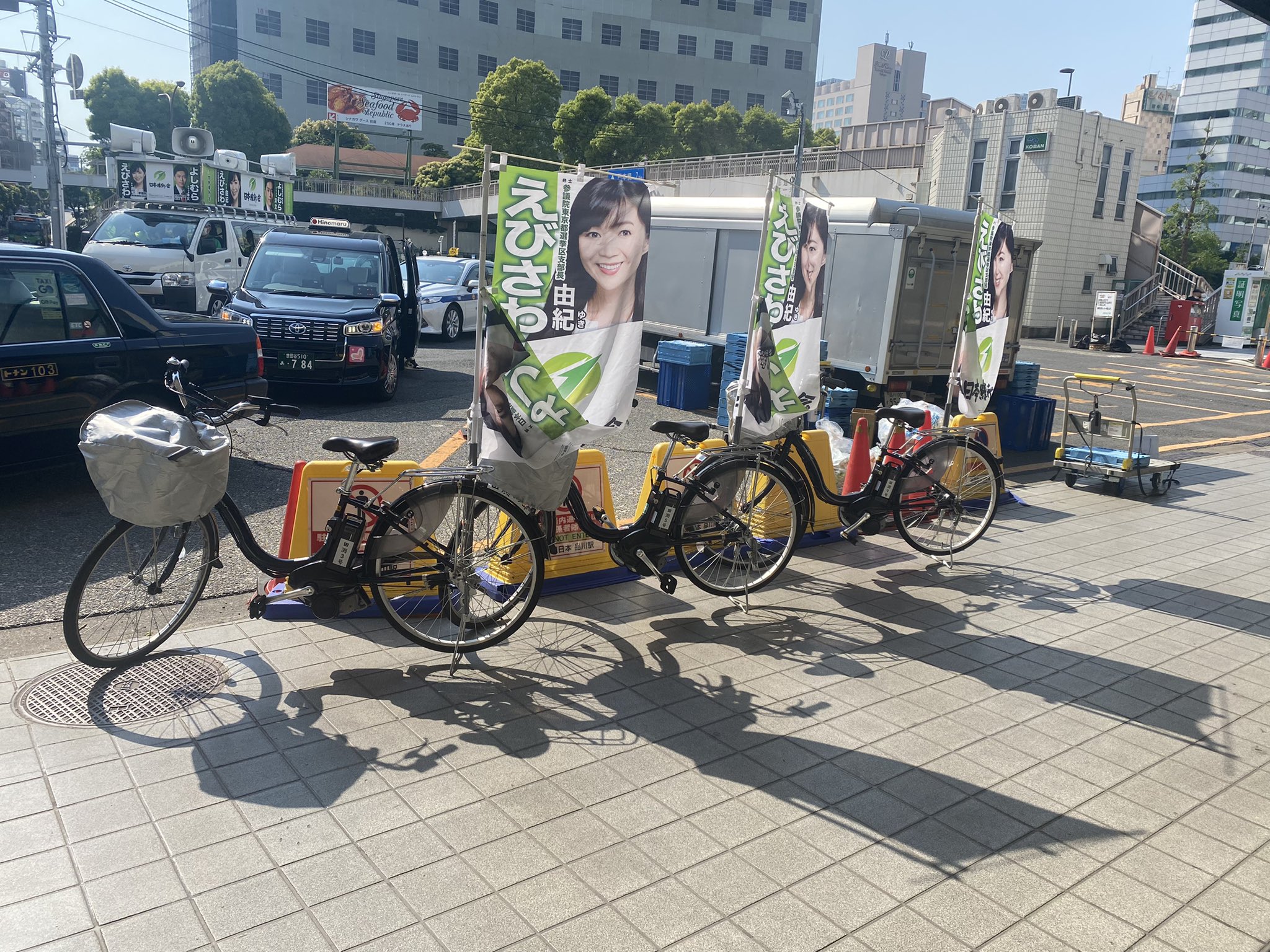 自転車が邪魔で車が通れない