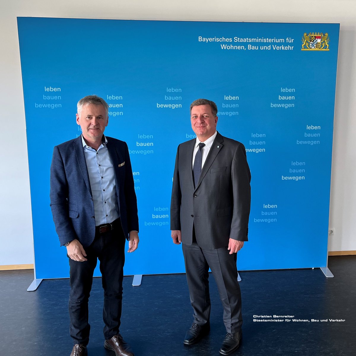 j_edmueller's tweet photo. In meiner Funktion als Präsident des Bayerischen Ziegelindustrie-Verbands durfte ich Bayerns Bauminister Herrn Christian Bernreiter unsere Branche vorstellen. Allein in Bayern werden 58% aller #Wohngebäude aus #Ziegel errichtet. Daraus ergibt sich „BAYERN BAUT AUF ZIEGEL“. https://t.co/vOB61YwDN7
