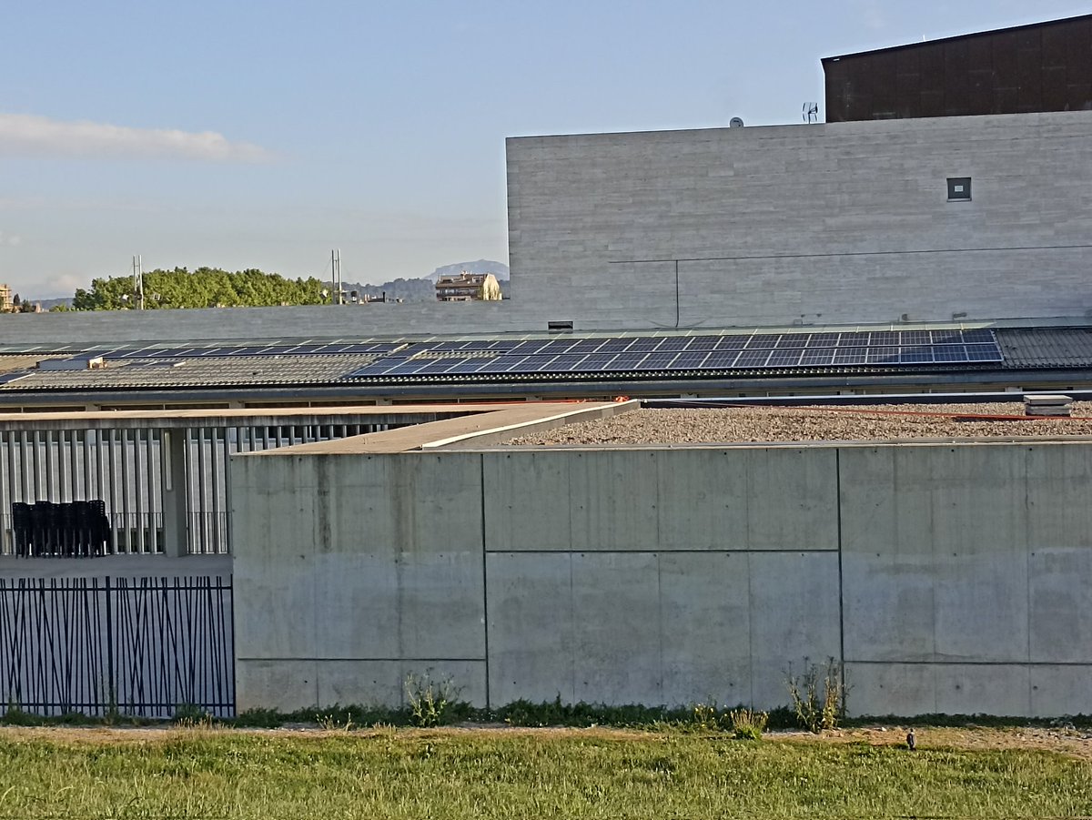 La instal·lació fotovoltaica ja va agafant forma.<a href="/ajsantcugat/">Aj. Sant Cugat</a> <a href="/sostAMB/">AMB Sostenibilitat</a>