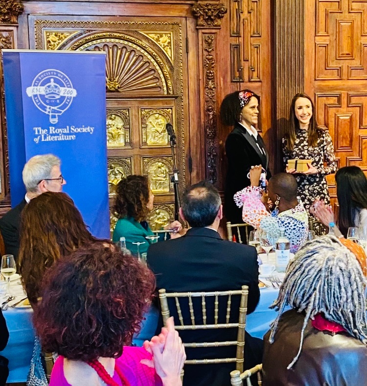 Look at that cheesy grin 😆 Such an honour to meet @BernardineEvari and belatedly celebrate last year’s #RSLOndaatjePrize. And huge congrats to this year’s winner @lea_ypi 💫💫💫