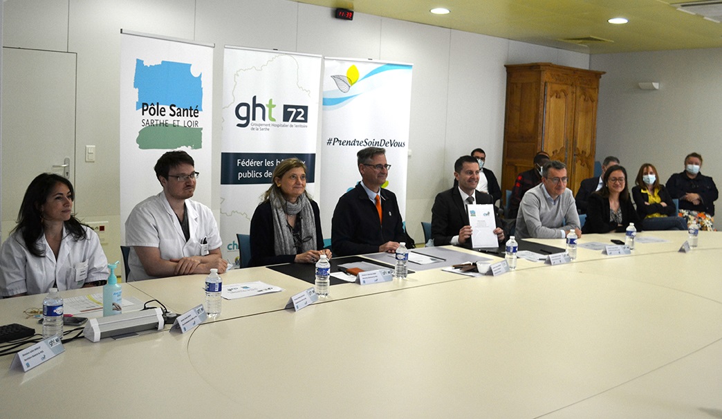 ars_pdl's tweet photo. Signature ce mardi d'une feuille de route partagée par @CHLeMans et @plssarthe . Une collaboration remarquable pour consolider l’offre de soins du #PSSL :
➡ partage des ressources et compétences
➡ meilleur accès à des avis spécialisés
➡ collaboration avec la médecine de ville https://t.co/4HIFmIe7TK