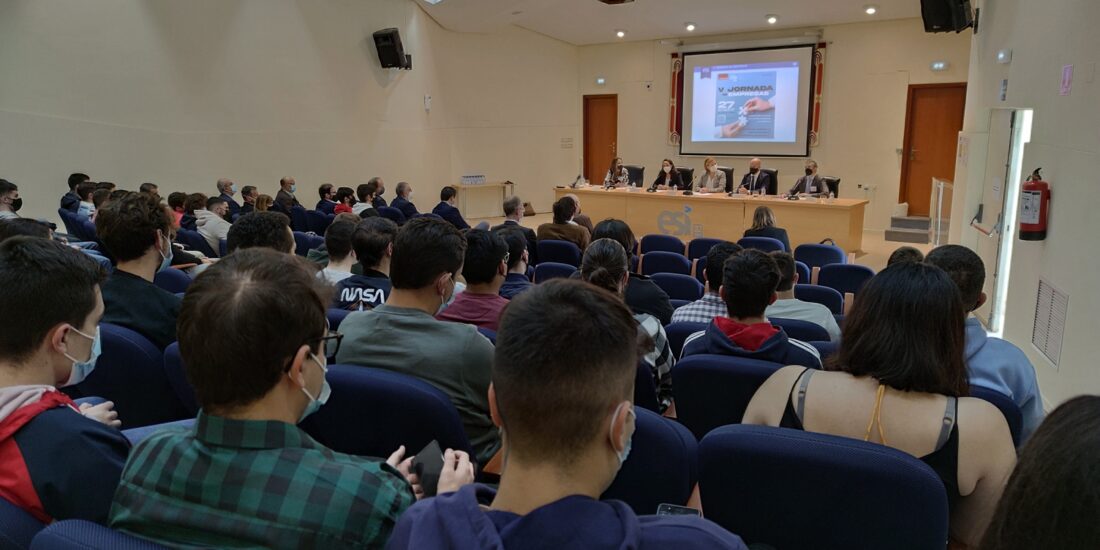 esiuclm's tweet photo. 🎓 ¿Te perdiste las últimas conferencias? Ahora puedes verlas en vídeo ▶️

🔘 Inteligencia Artificial - E. H. Viedma 👉 https://t.co/r6hJpVpHlb

🔘 Ingeniería del Software - Ángel Sevilla (INDRA)  👉 https://t.co/656Lrmh13t

🔘 Todas las conferencias 👉 https://t.co/dFBfptqsCM https://t.co/NFTgoxeQEH