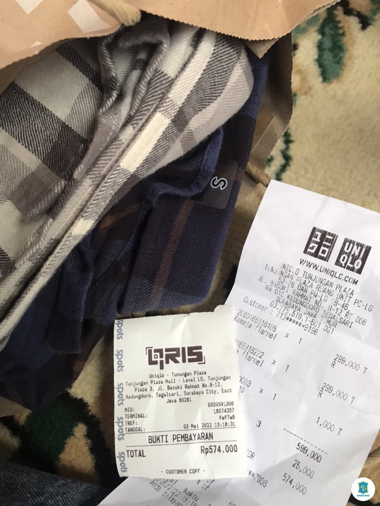 sbyfess's tweet photo. -rek MINTA TOLONG BANTU RT ‼️

Tadi waktu naik bis sby-kediri ada barang yg ketinggalan, pemiliknya mas mas. Dia turun duluan di semampir, di sini ada bukti struk dan barang belanjaan. 
Tulung bantu sebar + RT yo rek, mugo2 infone nyampe nang mase. 
Suwun https://t.co/iBzZZZSwNa