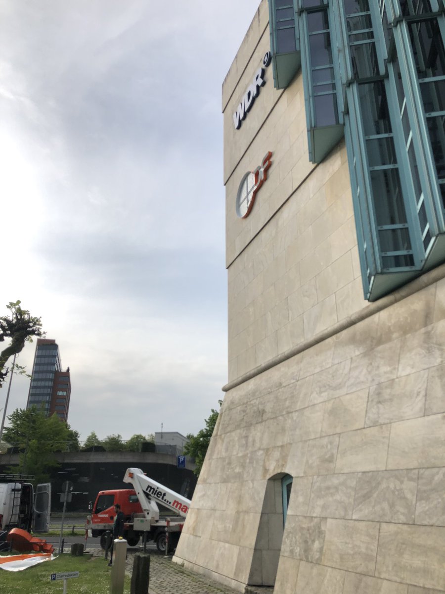 ZDFnrw's tweet photo. Guten Morgen. Das @ZDF ist ab heute noch sichtbarer in @Duesseldorf. Am neuen Zuhause wird das Türschild montiert und am Burgplatz richtet sich das @morgenmagazin ein. Morgen Sondersendung aus der Altstadt zur #LTWNRW22. @ZDFheute https://t.co/R7VnwRYBPn