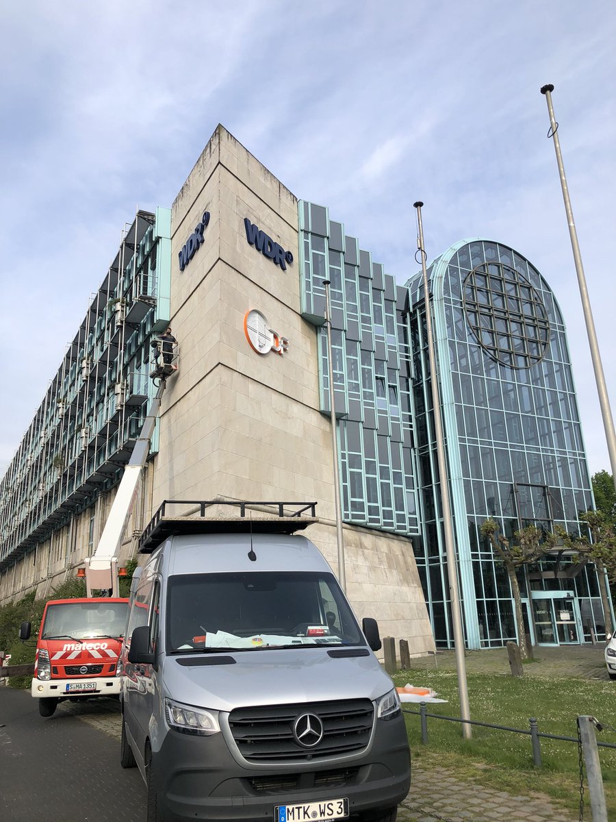 ZDFnrw's tweet photo. Guten Morgen. Das @ZDF ist ab heute noch sichtbarer in @Duesseldorf. Am neuen Zuhause wird das Türschild montiert und am Burgplatz richtet sich das @morgenmagazin ein. Morgen Sondersendung aus der Altstadt zur #LTWNRW22. @ZDFheute https://t.co/R7VnwRYBPn