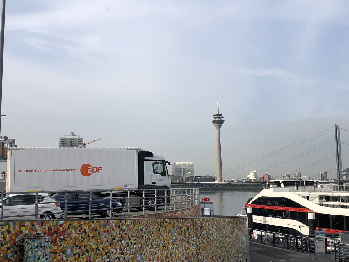 Guten Morgen. Das <a href="/ZDF/">ZDF</a> ist ab heute noch sichtbarer in <a href="/Duesseldorf/">Stadt Düsseldorf</a>. Am neuen Zuhause wird das Türschild montiert und am Burgplatz richtet sich das <a href="/morgenmagazin/">ZDF Morgenmagazin</a> ein. Morgen Sondersendung aus der Altstadt zur #LTWNRW22. <a href="/ZDFheute/">ZDFheute</a>