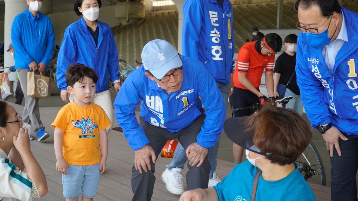 더워진 날씨 덕분에 성남시 곳곳의 물놀이장에서, 야외에서 텐트를 치고 나들이 하시는 시민들이 많았습니다. 야외에서는 마스크를 벗은 분들도 계십니다. 일상을 되찾은 이웃들을 더 많이 만나 인사드리도록 선거기간 동안 최선을 다 해 뛰겠습니다. #성남시장후보 #배국환