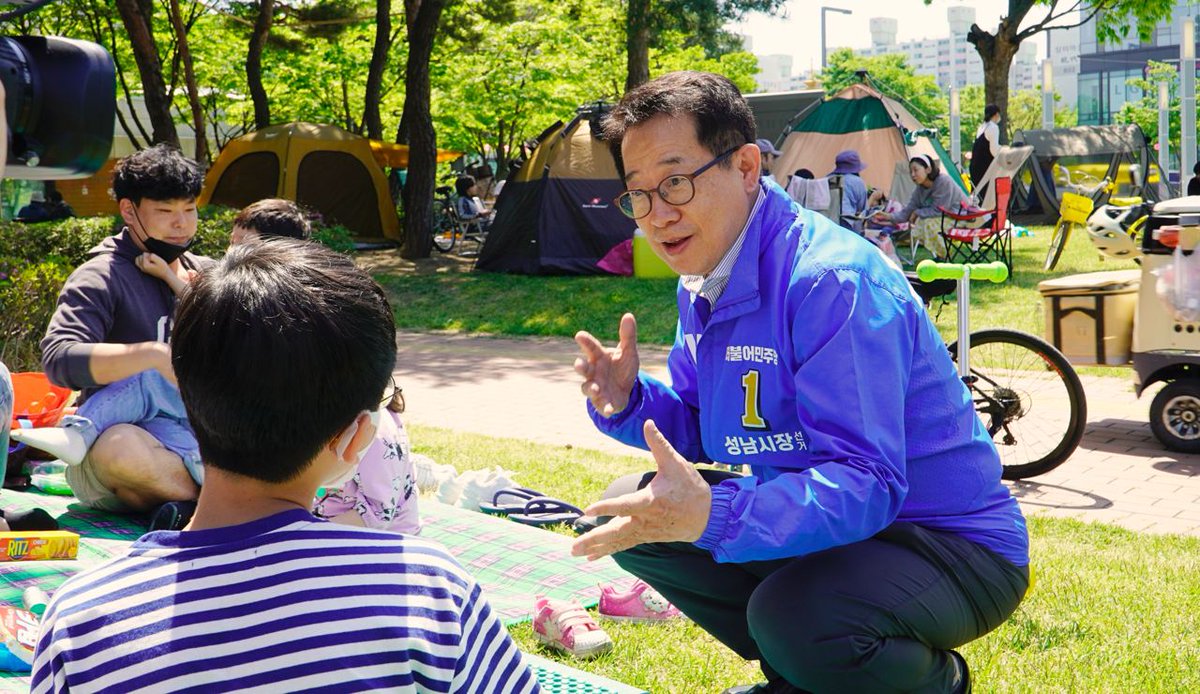 <성남의 어린이 여러분, 100주년 어린이날을 축하합니다> 
하루 종일 성남시 곳곳에서 어린이 행사가 열리고 있습니다. 
태평과 야탑의 물놀이장과 중앙공원에서 쉬시는 시민들게 성남시장 후보 배국환으로 인사드렸습니다. 반갑게 맞아주시고 악수 청하는 손을 받아주셔서 감사합니다.