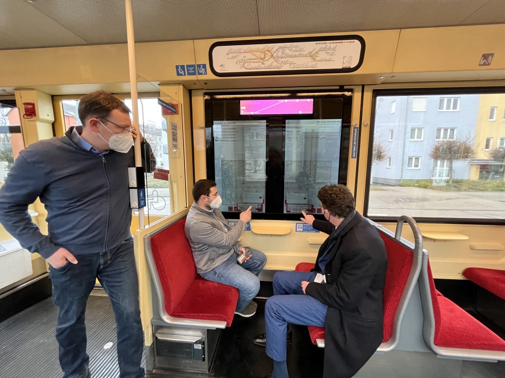 #Forschung live erleben: Intelligentes #Stadtbahnfenster im Wagen 900 eingebaut😍 
Im Rahmen des Projekts #SmartMMI der @HKAnews können alle interessierten #Fahrgäste ab jetzt die vielfältigen Funktionen des 'SmartWindow' testen. Mehr Infos 👉 avg.info/smartwindow