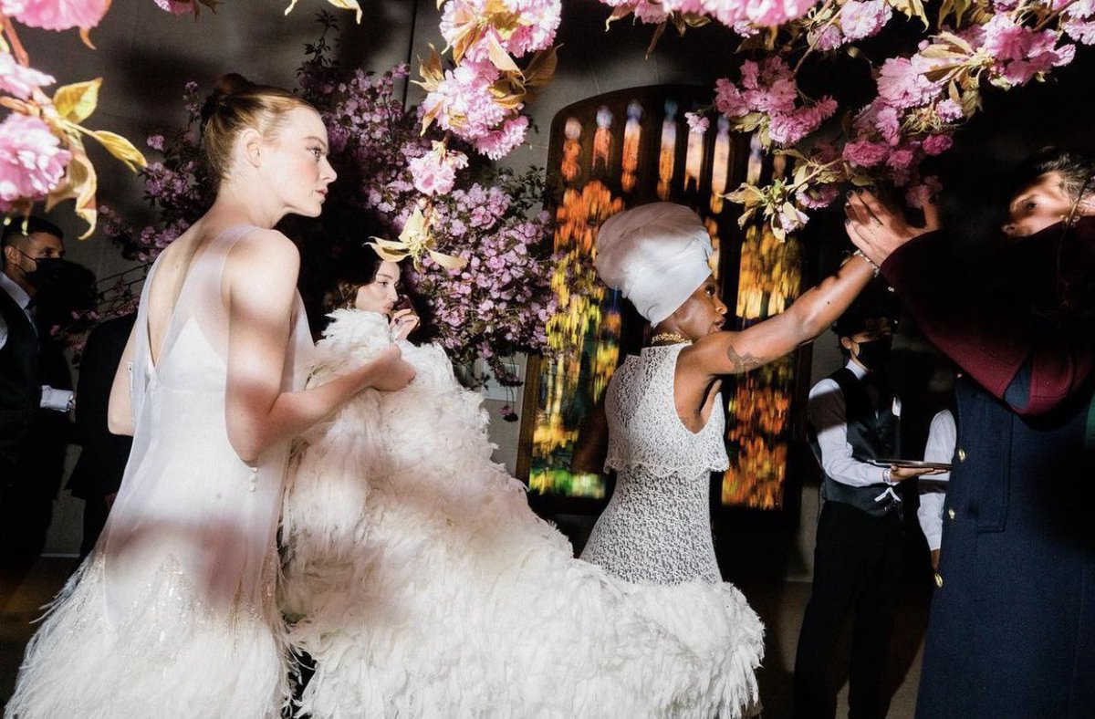 ภาพชอว์นกับ Cynthia Erivo และ Emma Stone ภายในงาน #MetGala ค่ะ