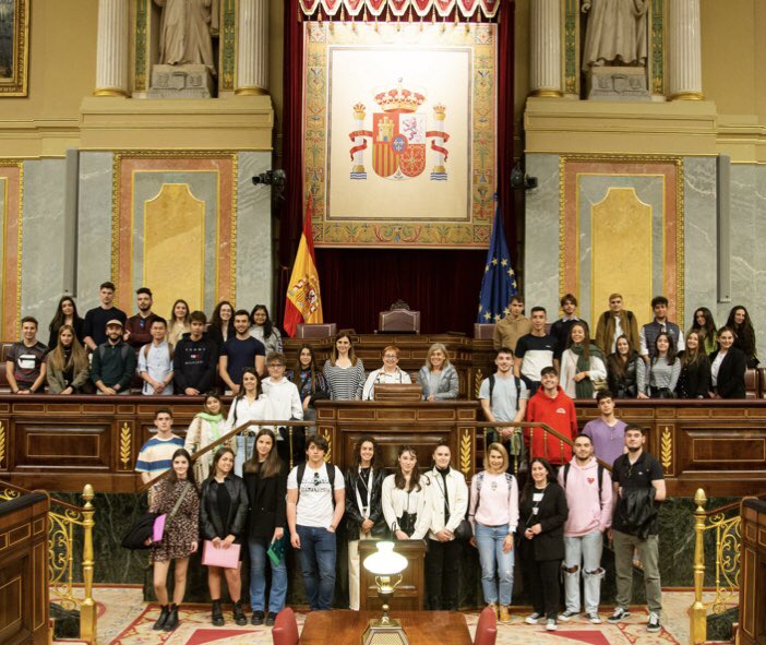 EconomiaUsal's tweet photo. 👏🏻Ayer nuestros estudiantes de #2Economia pasaron un día sensacional con la visita al #congreso y a la #bolsa. Además de las excelentes visitas pudieron recibir formación altamente valorada sobre #bolsa. Gracias al prof. #JesusManzano por la organización. 

#practicasdecampo 👌🏻👏🏻 https://t.co/jLY7CYctMy