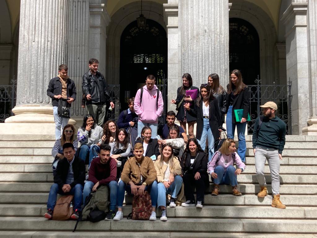 EconomiaUsal's tweet photo. 👏🏻Ayer nuestros estudiantes de #2Economia pasaron un día sensacional con la visita al #congreso y a la #bolsa. Además de las excelentes visitas pudieron recibir formación altamente valorada sobre #bolsa. Gracias al prof. #JesusManzano por la organización. 

#practicasdecampo 👌🏻👏🏻 https://t.co/jLY7CYctMy