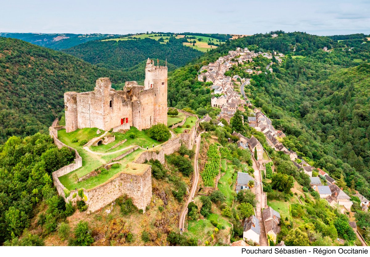 Occitanie's tweet photo. Direction #Najac pour une escapade au sommet ! 😍
Perché le long d’une arrête rocheuse, ce village #médiéval offre un #panorama exceptionnel. Un véritable trésor au ❤ des gorges sauvages de l’#Aveyron.
_
#PlusBeauxVillagesdeFrance #JeudiPhoto https://t.co/tEl7liouM5