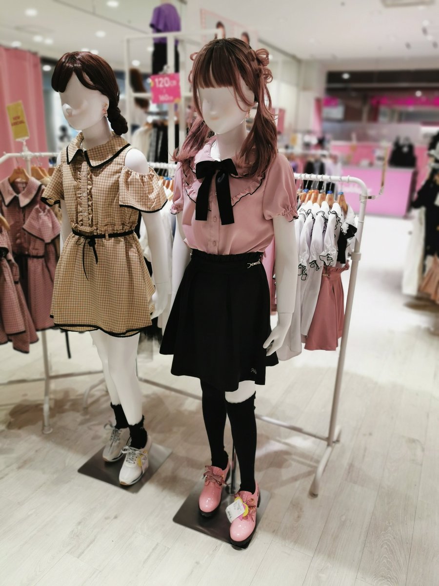 子供服買いに来たら娘にこれがいいと言われたのでパパもこういう服好きだし 一家で地雷系ファッションデビューさせたよね Togetter