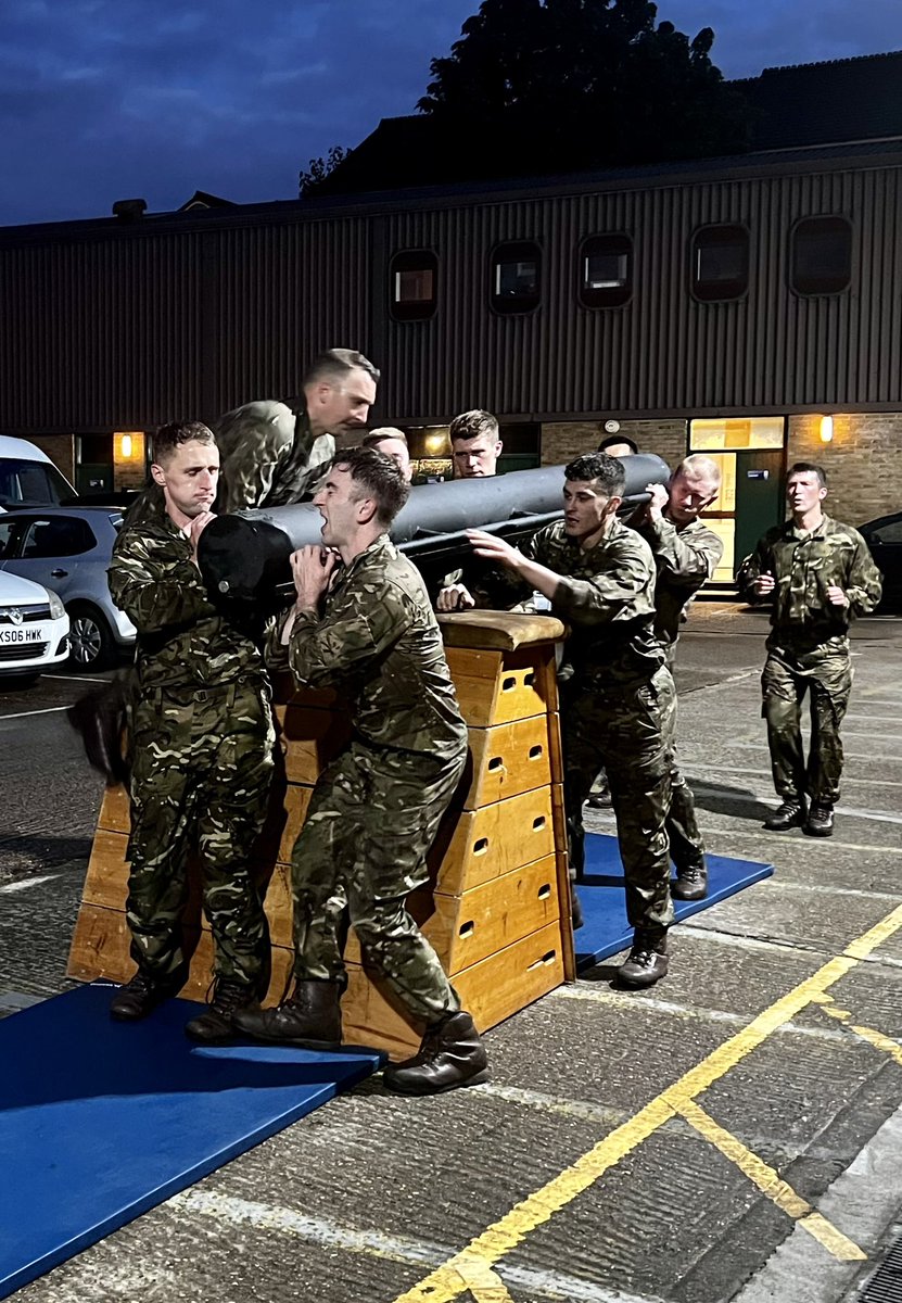 ollytodd's tweet photo. “Double Phys Staff?!” Yes and let me introduce you to a friend of mine… the 180kg ‘log’… a little Wednesday night treat for Phase 2 recruits. @LondonRmr https://t.co/n2dk7b5Usn