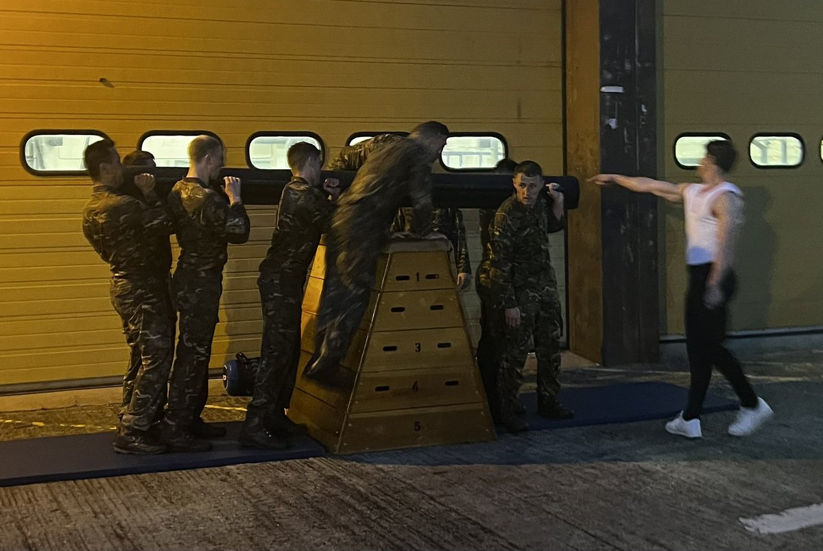 ollytodd's tweet photo. “Double Phys Staff?!” Yes and let me introduce you to a friend of mine… the 180kg ‘log’… a little Wednesday night treat for Phase 2 recruits. @LondonRmr https://t.co/n2dk7b5Usn