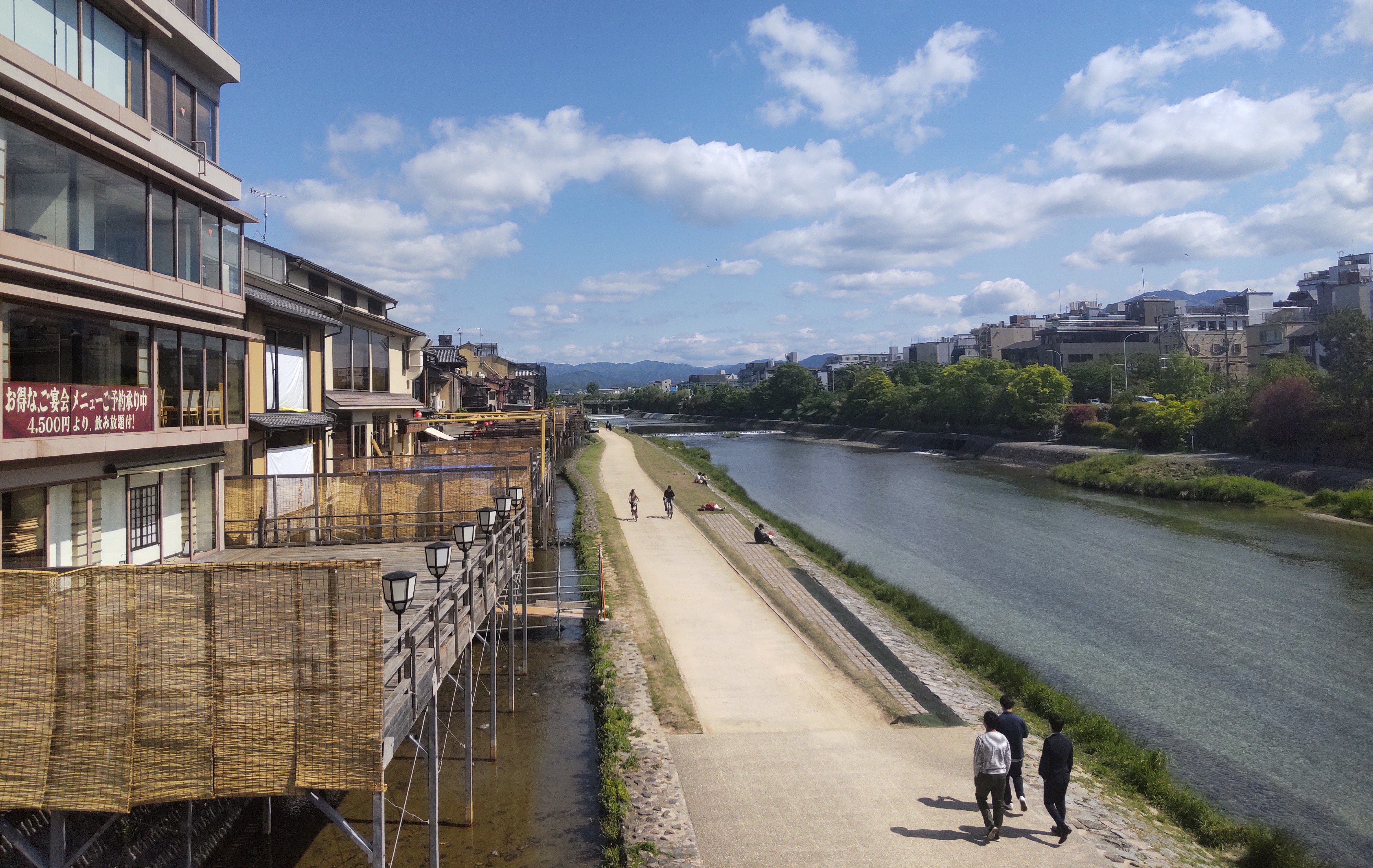 Chronicle 京都鴨川納涼床 京都の夏の風物詩 納涼床が始まりました 四条大橋から北を眺めた景色 朝 夕方 鴨川沿いに等間隔で人が集う様子も有名 ですね 京都 鴨川 納涼床 写真好きな人と繋がりたい 写真撮ってる人と繫がり