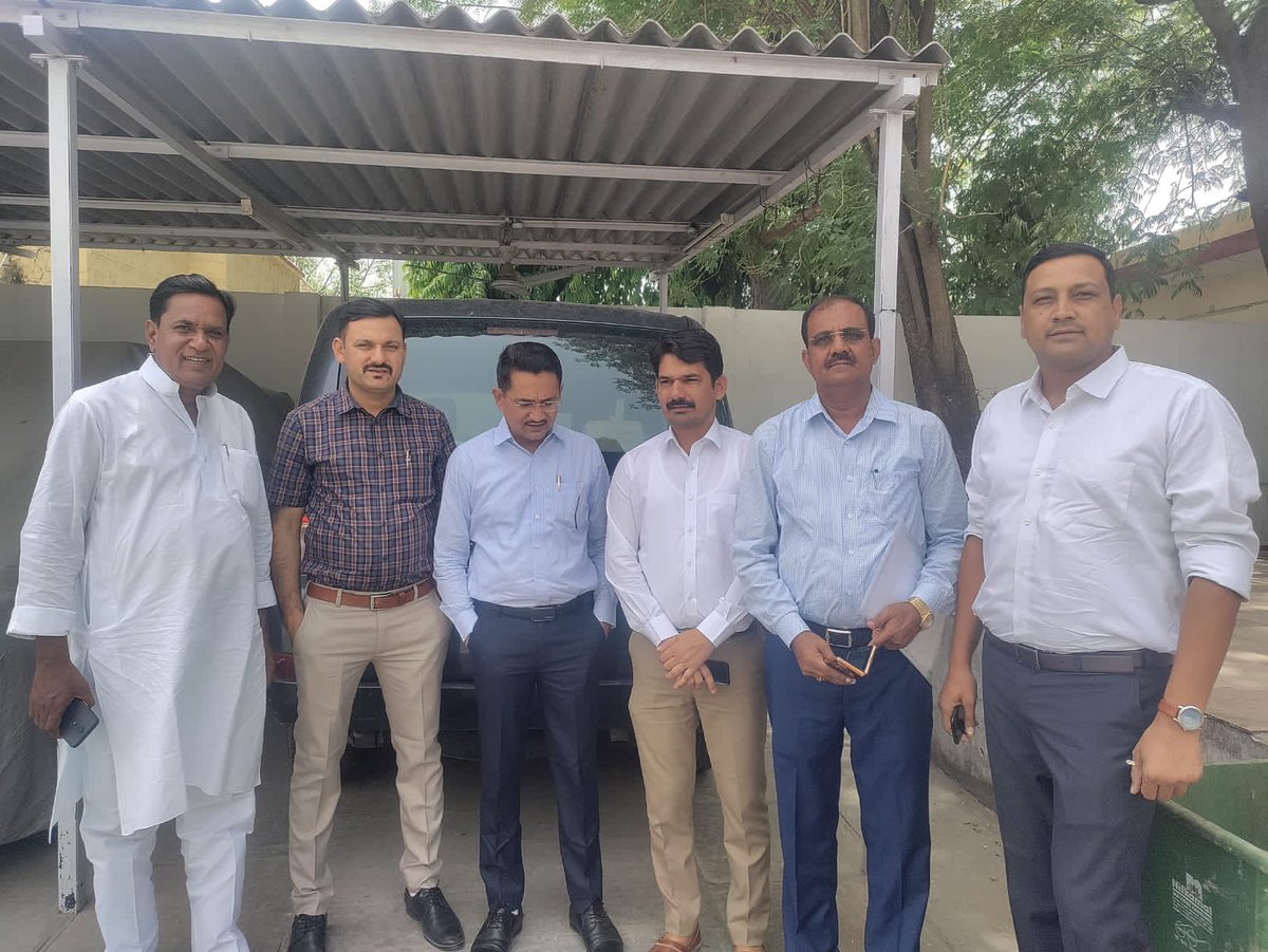 आज शिक्षामन्त्री बी डी कल्ला जी के आवास पर मन्त्री महोदय, राजगढ़ विधायक, कृष्णा जी पूनिया, भादरा विधायक बलवान जी पूनिया से हुई मुलाक़ात<a href="/KrishnaPooniaIN/">Dr. Krishna Poonia</a> <a href="/DrBDKallaINC/">Dr. Bulaki Das Kalla</a> <a href="/BalwanPoonia_/">Balwan Poonia</a>