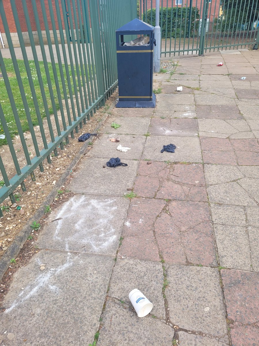 Wills_Princess1's tweet photo. @lutoncouncil There is a bin that has been left for over a week now right outside the school gates of Lea Manor. This is a serious H/S issuse. Dog waste everywhere. LBC have been emailed but have a 5 days waiting list? https://t.co/Fg2mRGsMr9