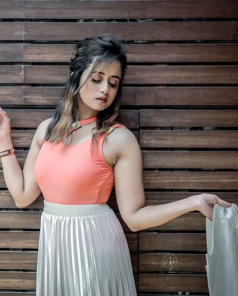NHeroines's tweet photo. Stylish Queen Miss #ChaitraVasudevan New Click's. @chaitra_vasudevan_official_ #Anchore #Enterpreneur #KannadaHeroine #KannadaHotActress #HotActress #KannadaCinema #TakeOneCinemazz #NammaHeroines https://t.co/8D8lyBVexc