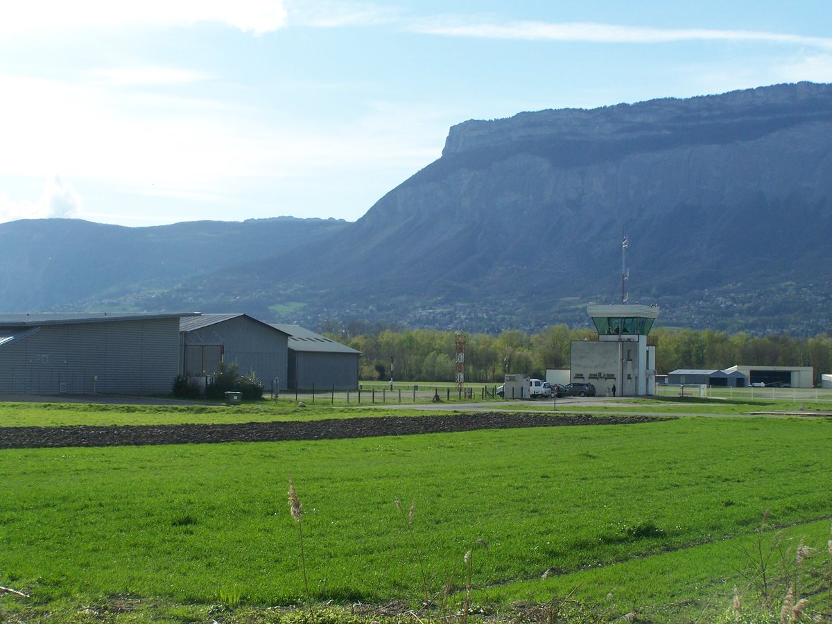 AeronautiqueF's tweet photo. #Versoud #Aérodrome #avion #grenoble #LGM #hélicoptère #étudiant #meylan #isère #loisir #découverte https://t.co/yItMtuzwXz