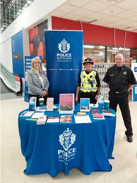 Did you know we offer Home Fire Safety Visits (HFSV) across Scotland? 
Community Firefighter Jim Scott joined PC Cole and Lorraine (Trading Standards) in Coatbridge to promote this service and raise awareness of scam/bogus callers to your homes.
HFSV Info- firescotland.gov.uk/your-safety/at…