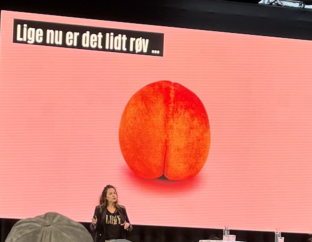 På konference, den første i ny tidsregning, vi sidder tæt og det er fedt. Ikke spor røv @anneskare #kom22