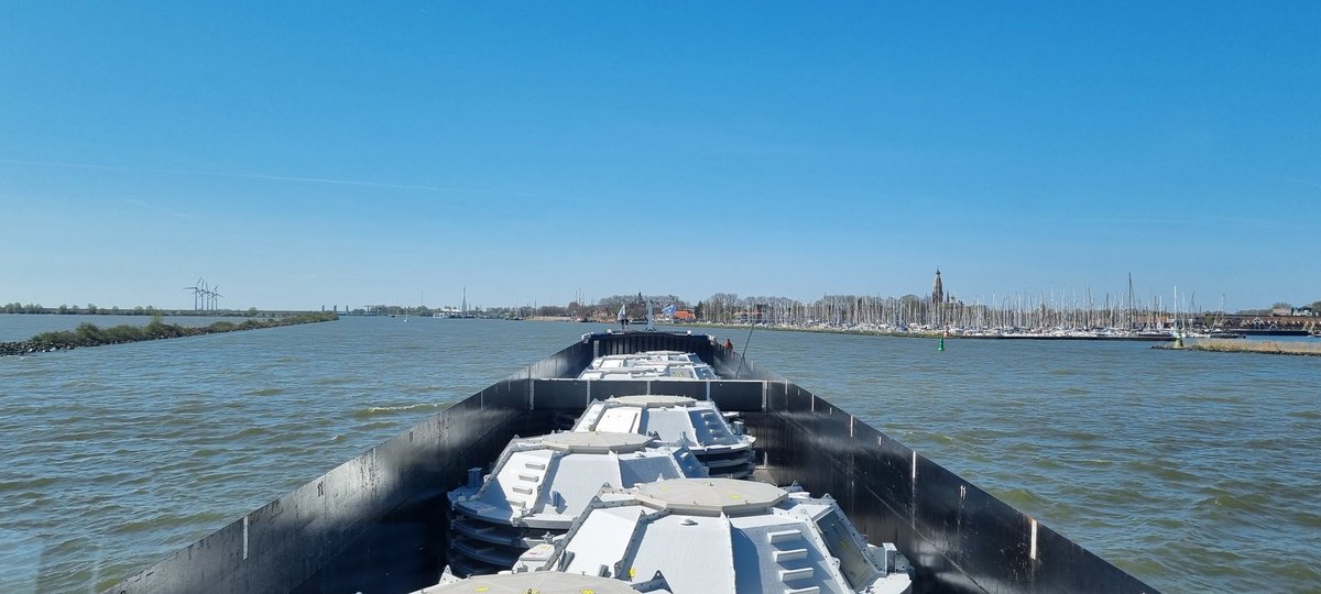 johan_klos's tweet photo. Goedemorgen was mooie beginnen bij #enkhuizen met onderdelen voor #windmolens en weer als vanouds eindigen met #containers op de #maas bij #wanssum #binnenvaart #weerfoto 🙋‍♀️🙋‍♂️🙋 https://t.co/a2zUTN6F2W