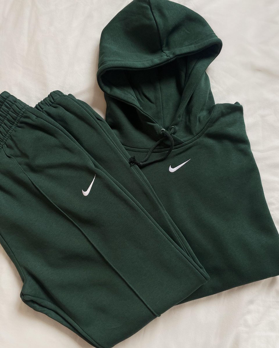 CaminoTV's tweet photo. Le Jogging Nike "Pine Green" passe à 37€ avec le code PLUS15 💫

Lien https://t.co/LZwo5w3oHD https://t.co/8vBIAhtveL