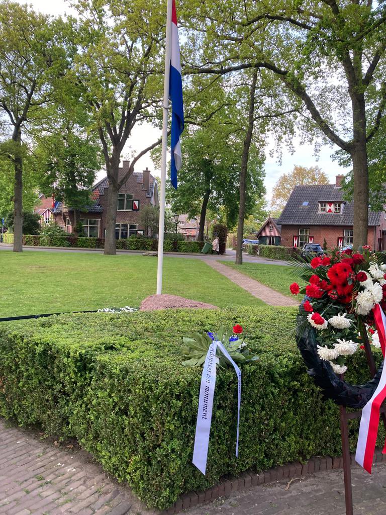 Eerst leer je wat ‘n sonnet is, dan waarom een volta zich leent om te schrijven over oorlog en vrede. Dan je voordracht bij de herdenking in Haarzuilens. Onze leerlingen van groep 7/8 deden ‘t gister. Twee lazen voor, twee legden een krans. #haarzuilens #sterkonderwijsinhetgroen