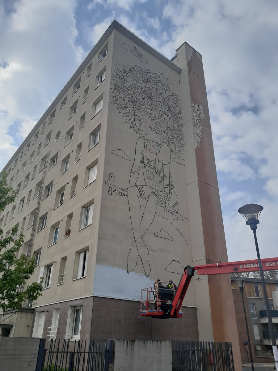 SSDhabitat's tweet photo. [DANS NOS QUARTIERS]

En avril dernier, les habitants de la résidence Marcel Cachin (@93Romainville) ont voté pour la nouvelle fresque qu'arborera la façade d'un des bâtiments, imaginée par l'artiste toulousaine @VinieGraffiti ⬇️ https://t.co/kSFaLHoIe9