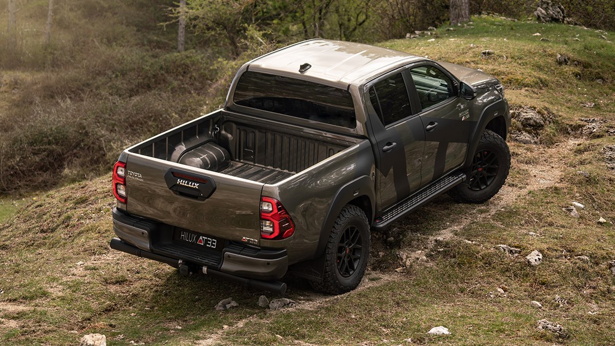 toyota_italia's tweet photo. Preparati a vivere l'adrenalina dell'offroad estremo.
Nuovo #Hilux #AT33, allestimento speciale in serie limitata sviluppato in collaborazione con #ArcticTrucks
Scoprilo ➡ https://t.co/nFL67dytPg
#LetsGoPlaces #ExploreWithoutLimits #ToyotaProfessional https://t.co/ecyoPnkMRV