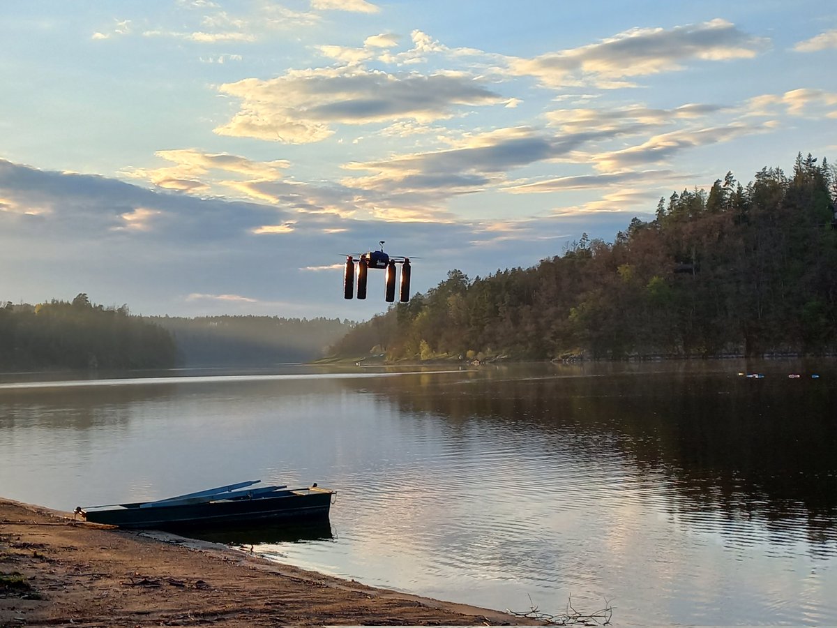 Once upon a time there was some garbage floating in the river, and our hero drone started its mission to detect it and get ready to collect it.💪

Bylo nebylo, hrdinný dron vzlétl nad vodu, aby detekoval a posbíral plující odpadky...

#robotics #uav #experiments
@cvutfelpraha