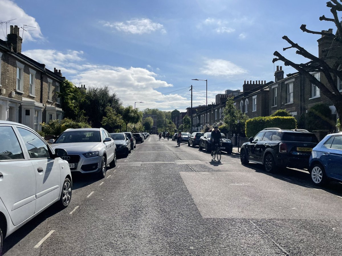 Heavy traffic in <a href="/enjoyLDNfields/">London Fields #LTN</a> this morning 😎 Forgot to charge my bike so I’m on the no batt till Strat diet 😬