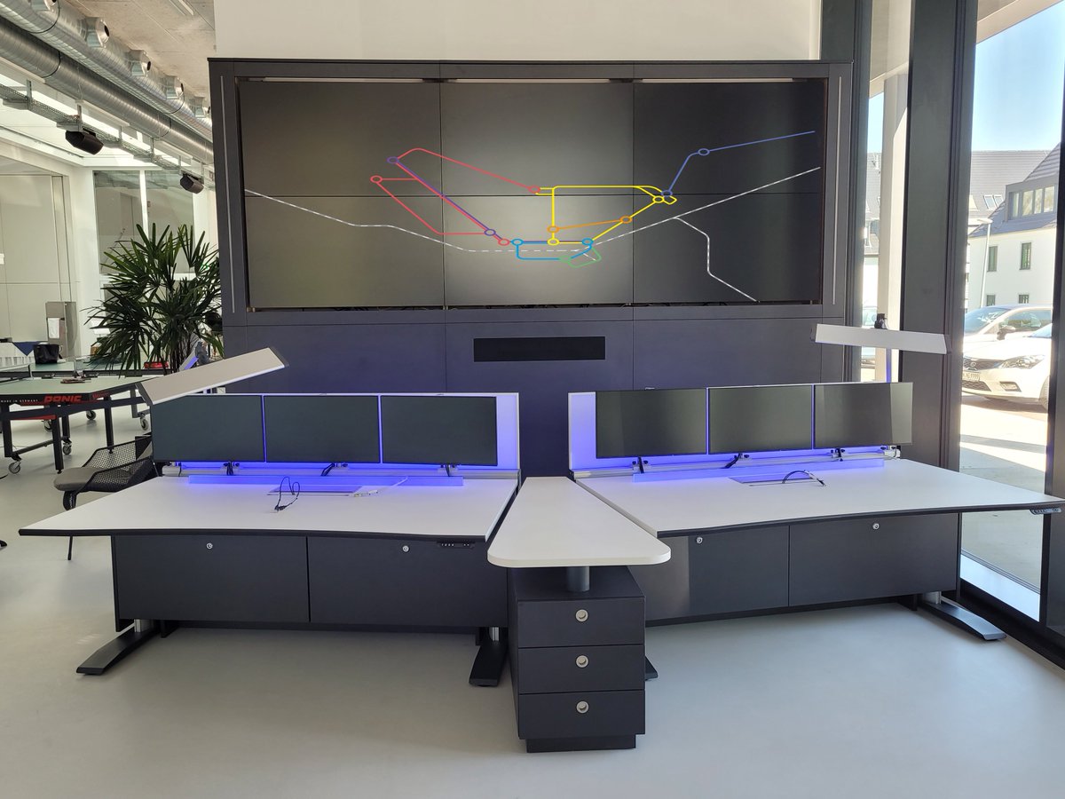 Unsere #SmartCity -Leistelle steht und ist seit heute fester Bestandteil der Infrastruktur des BMDV-Projektes! Das #ALFRIED-Team am IWT kann nun seine Arbeit an der Leitstelle aufnehmen.

Kommen Sie vorbei und erleben Sie unsere #SmartCity -Leitstelle!
(um Anmeldung wird gebeten)