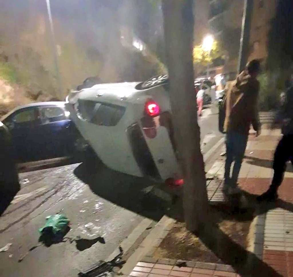 Una de las salidas recurrentes en #bomberos son los accidentes de vehículos por diversos motivos. Y siempre es sorpréndete lo que nos encontramos #Marbella #bomberosmarbella
