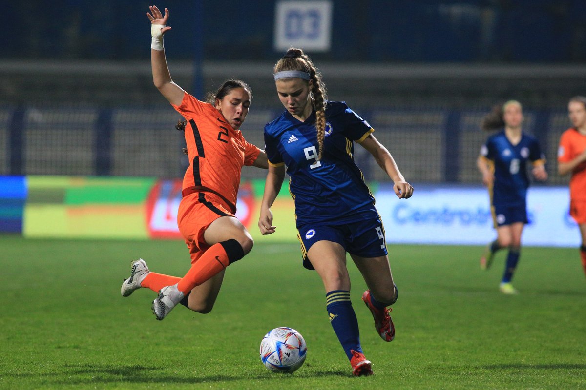 NFSBiH's tweet photo. ⚽ Prvo kolo donijelo nam je nekoliko zanimljivih utakmica, lijepih golova i mnoštvo atraktivnih poteza.

🔥 Na terenu se vodi bespoštedna borba za svaku loptu o čemu svjedoče i ove fotografije.

📸Photo: UEFA

#nfsbih #ffbh #eurowu17 #ujedinjeniijednaki #wu17euro #womensfootball https://t.co/v89m40Cfcb
