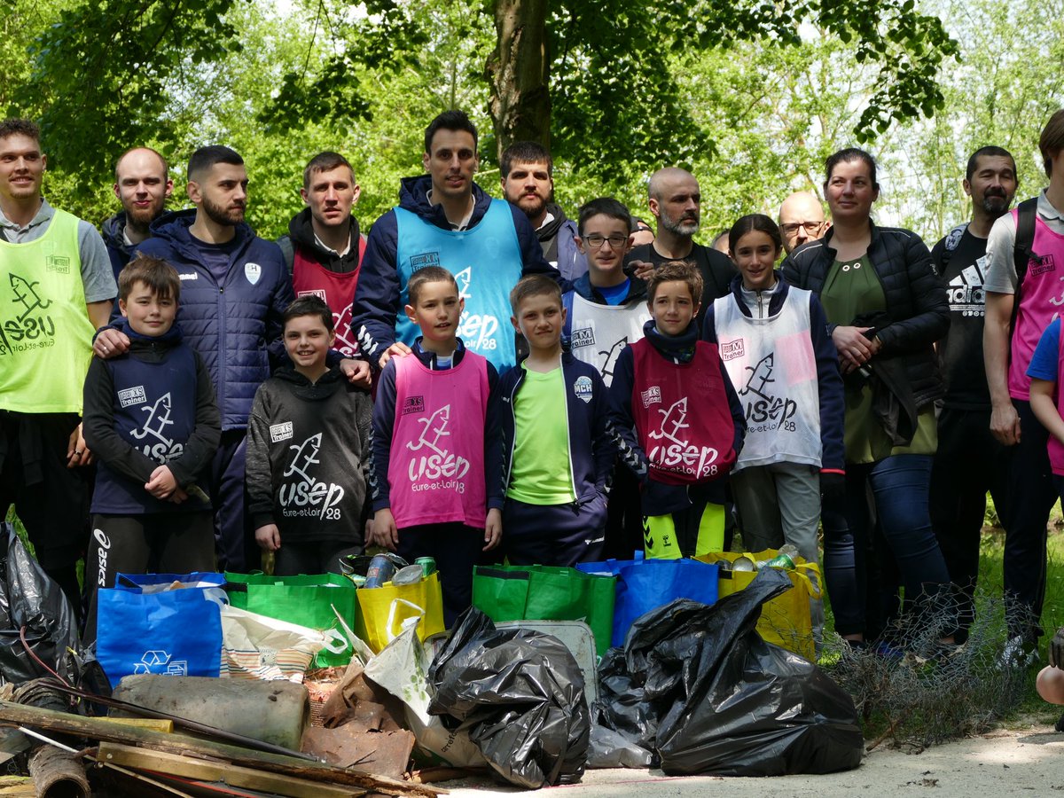 LNHofficiel's tweet photo. Plogging LNH, 1 720 kg de déchets ramassés 🌎
Du 13 au 30 avril 2022 les clubs professionnels de la LNH se sont mobilisés pour l’environnement et ont ramassé plus de 1,7 tonnes de déchets lors d’une vaste opération de plogging 🤝
#ZoneVerte #Plogging https://t.co/VqWvPdXpfj