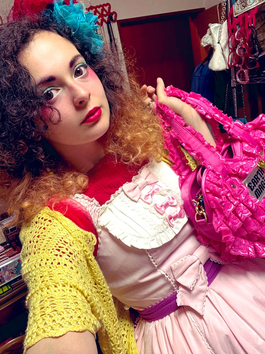 I guess we’ll start with a lolita outfit I threw together a few days ago for a spur of the moment Harajuku wander! I love that I can just decide to cover myself in cuteness and wander Harajuku 😁💕💜🌻🌷💙
