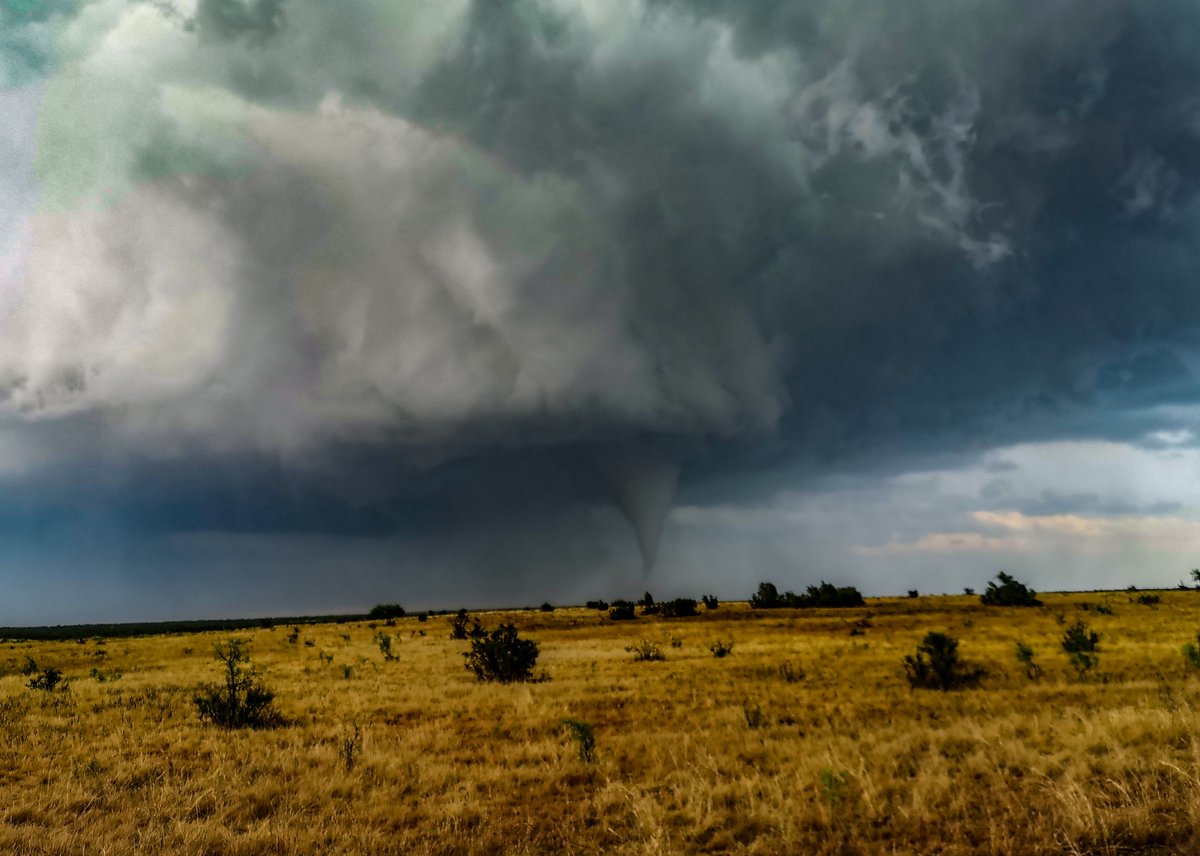 Wedge tornado from the @weatherholidays #StormChase team in Texas yesterday netweather.tv/forum/topic/97…